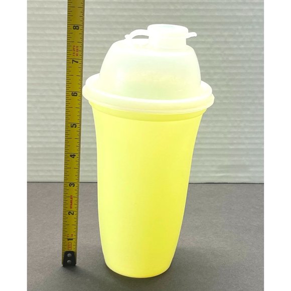 Vintage Tupperware 844-1 Shaker Cup with Lid 2 Cup Kitchen Gadget Yellow - Picture 4 of 7